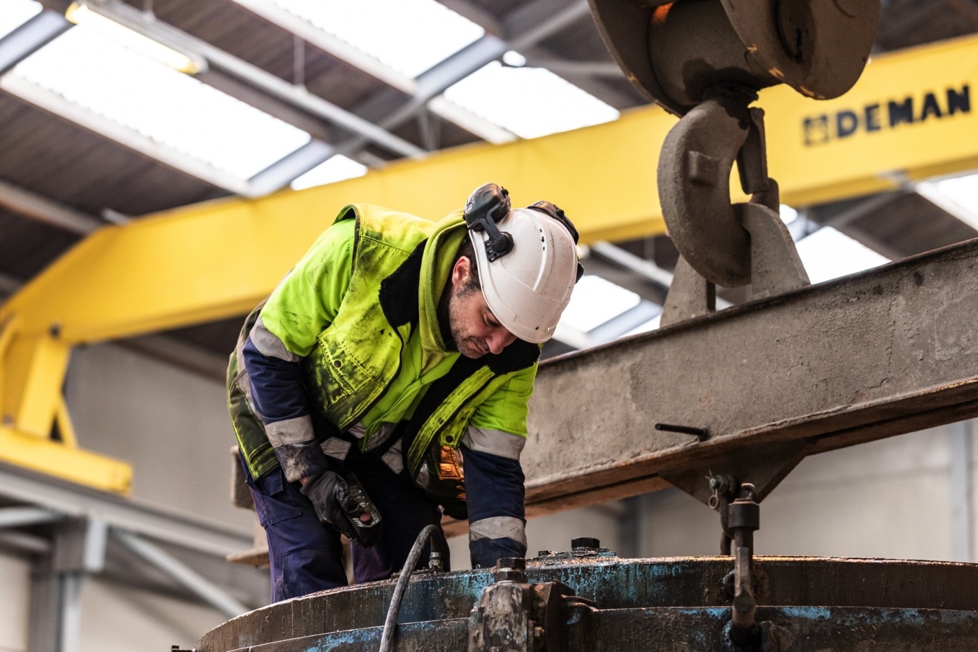 Medewerker produceert prefab betonkelder
